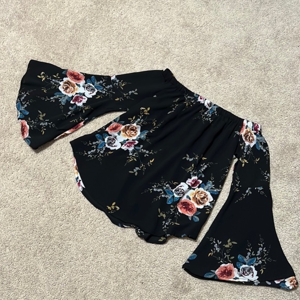 🌺Floral off shoulder bell sleeves top Size S